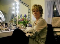Jane Fonda en el camerino del teatro junto a su perro.